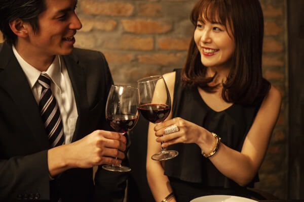 パパ活をする50代男女