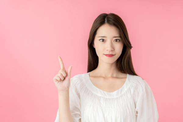 20代女性にパパ活アプリを選ぶポイントを教える女性