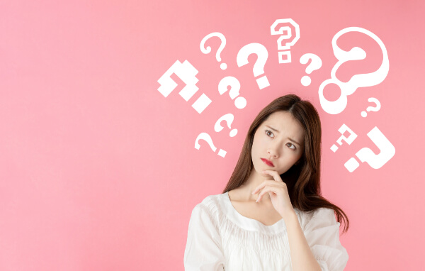 ペイターズの年齢確認をする上での質問に回答する女性
