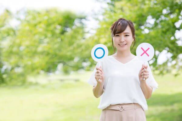 ふだを持っている女性