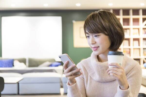 休止するか退会するか悩んでいる女性