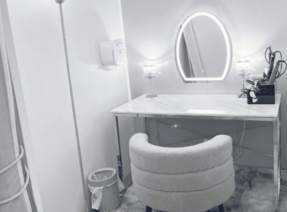 ライバーサポートグループ札幌すすきの店メイクルーム (1)